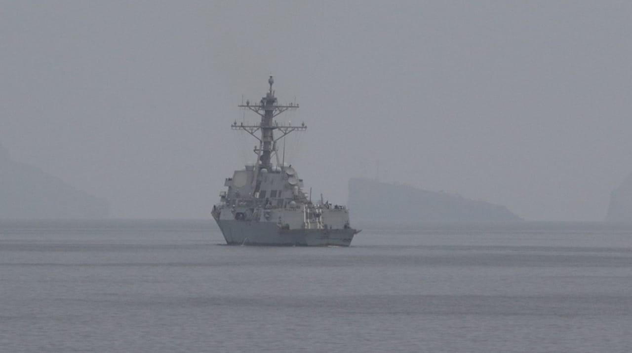 美军舰艇在霍尔木兹海峡护航